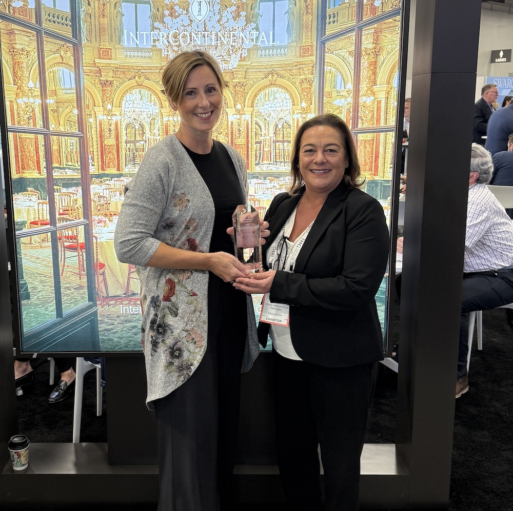 Willard Hotel accepts Travel Partner of the Year Award