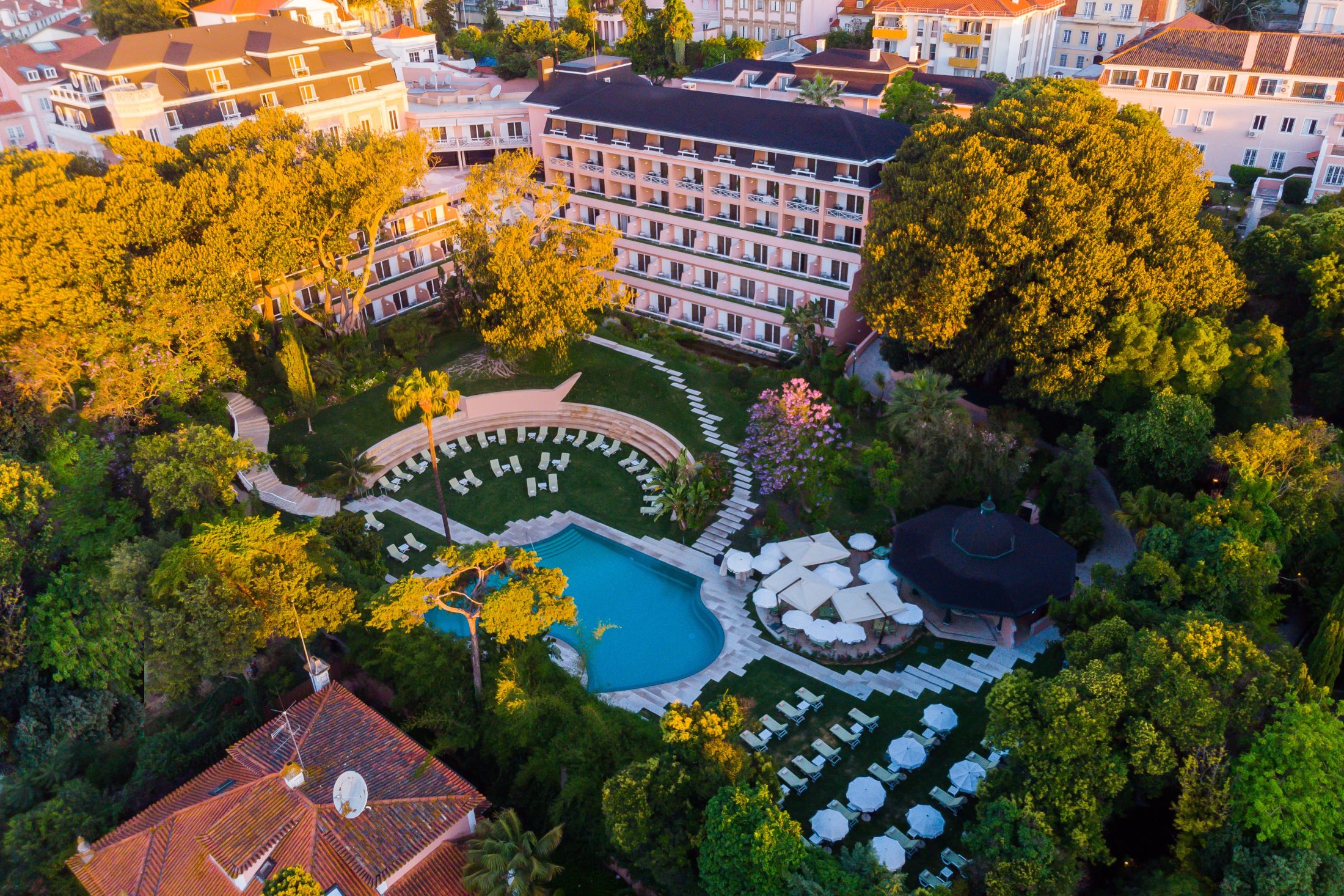 Olissippo Lapa Palace — pool and exterior