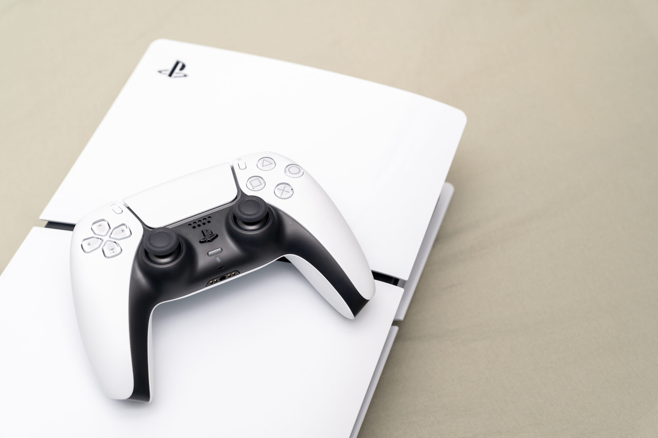 Game console and wireless controller